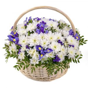 Белые хризантемы и ирисы в корзине — Букеты цветов