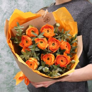Букет из оранжевых ранункулюсов — Букеты цветов