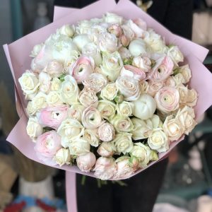 Нежный букет с ранункулюсами и розами — Букеты цветов
