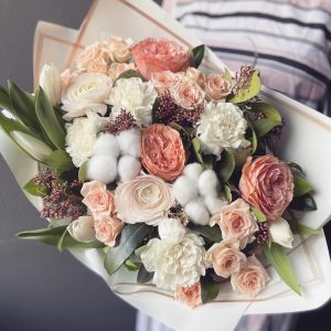 Букет с хлопком и ранункулюсами — Букеты цветов