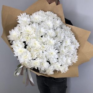 Букет из 19 белых хризантем в крафте — Букеты цветов