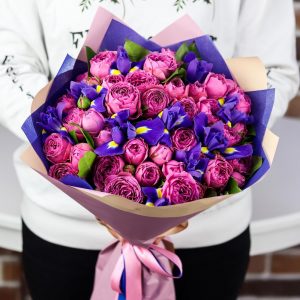Ирисы и розовые пионовидные розы