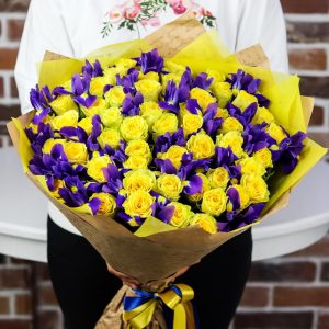 Микс с желтыми розами и ирисами — Букеты цветов