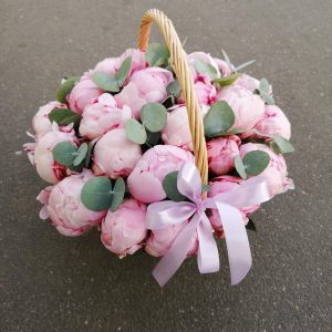 Букет из 25 розовых пионов в корзине — Пионы