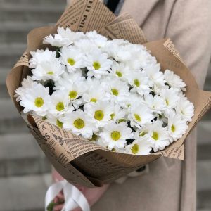 Букет из 5 белых хризантем в крафте — Букеты цветов