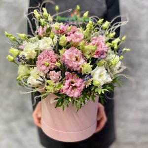 Нежная коробочка из лизиантуса с лавандой — Букеты цветов