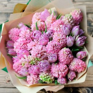 Розовые гиацинты и тюльпаны —