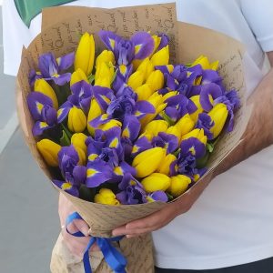 Букет из желтых тюльпанов и ирисов — Букеты цветов