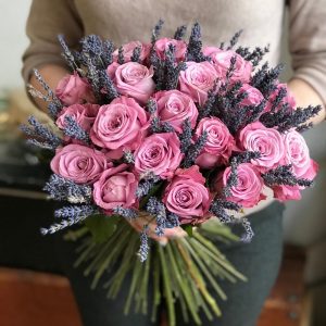 Букет из премиум роз и лаванды — Букеты цветов