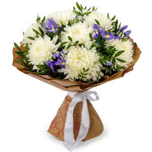 Белые хризантемы с ирисами в крафте — Букеты цветов