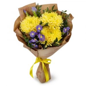 Желтые хризантемы и ирисы в крафте — Букеты цветов