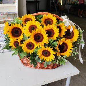 Букет из 27 подсолнухов в корзине — Букеты цветов