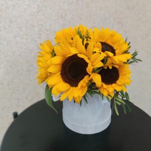 Букет из 7 подсолнухов в коробке — Букеты цветов