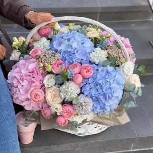 Шикарная корзина с голубыми и розовыми гортензиями