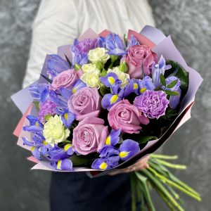 Букет с ирисами Беатрис — Букеты цветов