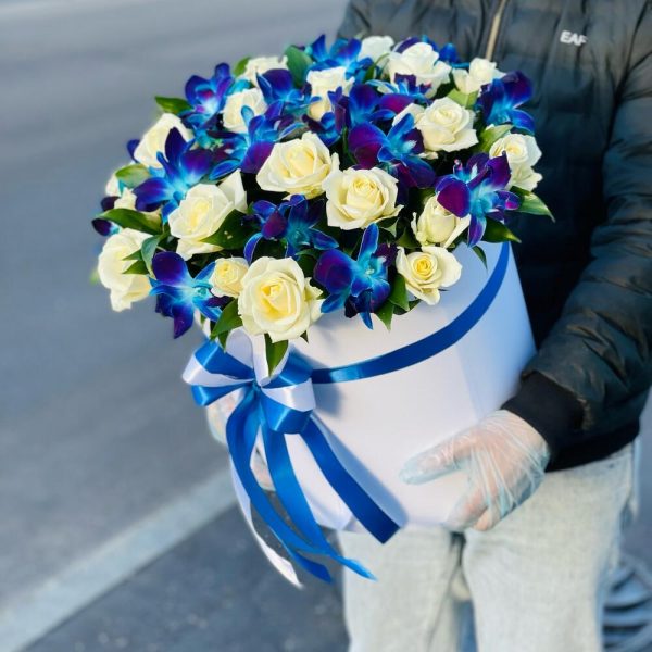 Большая коробка синих орхидей и роз
