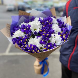 Букет для любимой с ирисами — Букеты цветов