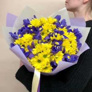 Букет из желтых хризантем и ирисов — Букеты цветов