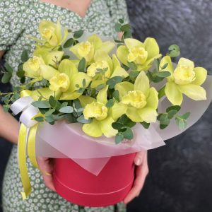 9 желтых орхидей в коробке — Букеты цветов