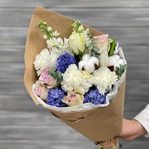 Букет из роз, гиацинтов, тюльпанов и хлопка в крафте — Букеты цветов