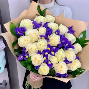 Букет из белых роз с ирисами — Букеты цветов