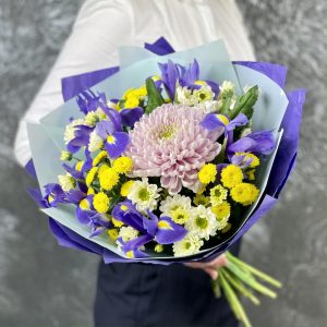 Хризантемы с ирисами Луиза — Букеты цветов