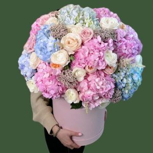 Большая коробка с гортензиями и пионовидными розами — Букеты цветов