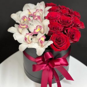 Розы и орхидеи в коробке