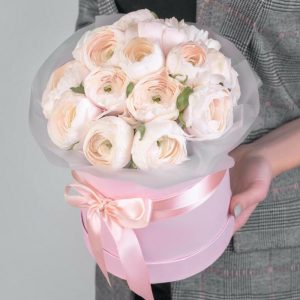 15 нежно-розовых ранункулюсов в коробке — Букеты цветов