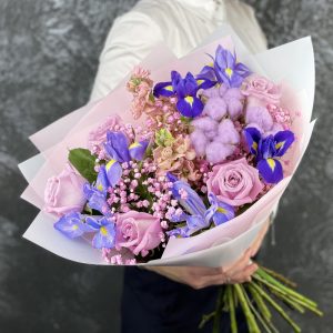 Нежный букет с ирисами «Перышко» — Букеты цветов