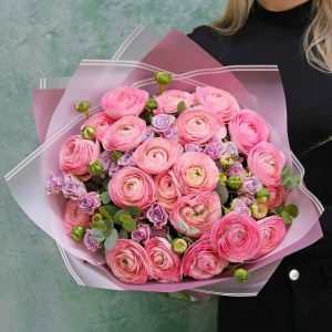 Букет с розовыми ранункулюсами и кустовой розой — Букеты цветов