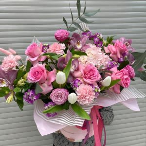 Сборная коробка с гортензией и пионовидными розами — Букеты цветов