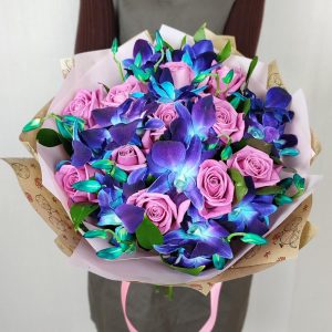 Синие орхидеи и розовые розы в букеты — Букет орхидей недорого