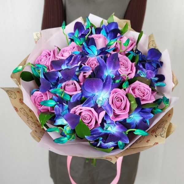 Синие орхидеи и розовые розы в букеты