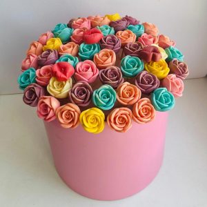 Шляпная коробка из 37 шоколадных разноцветных роз —