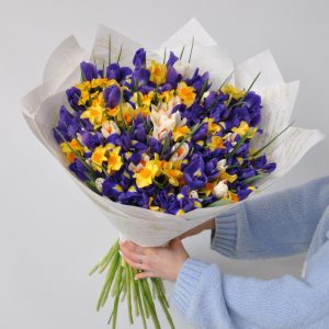 Ирисы с нарциссами 101 шт — Букеты цветов