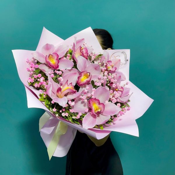 9 розовых орхидей в букете
