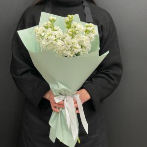 Букет из 7 белых маттиол — Букеты цветов