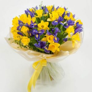 Весенний букет «Нарциссы и ирисы» — Букеты цветов