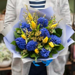 Букет из тюльпанов и синих гиацинтов — Букеты цветов