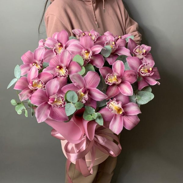 Букет из 15 розовых орхидей