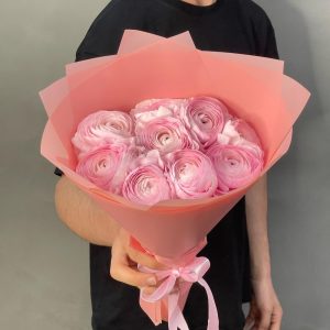 Букет из 9 розовых ранункулюсов в упаковке — Букеты цветов