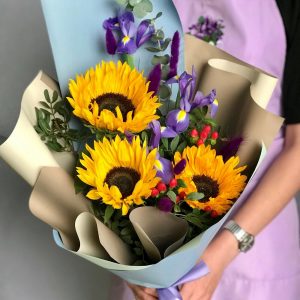 Подсолнухи с ирисами — Букеты цветов
