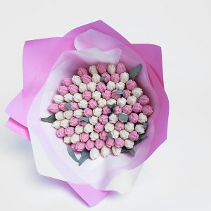 Шоколадный букет из 91 разноцветных тюльпанов