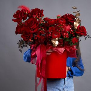 Цветы в корзине "Красный каприз"