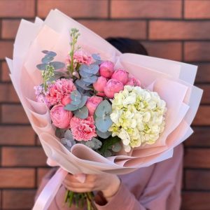 Букет с гортензией и кустовой розой «Мираж» — Букеты цветов