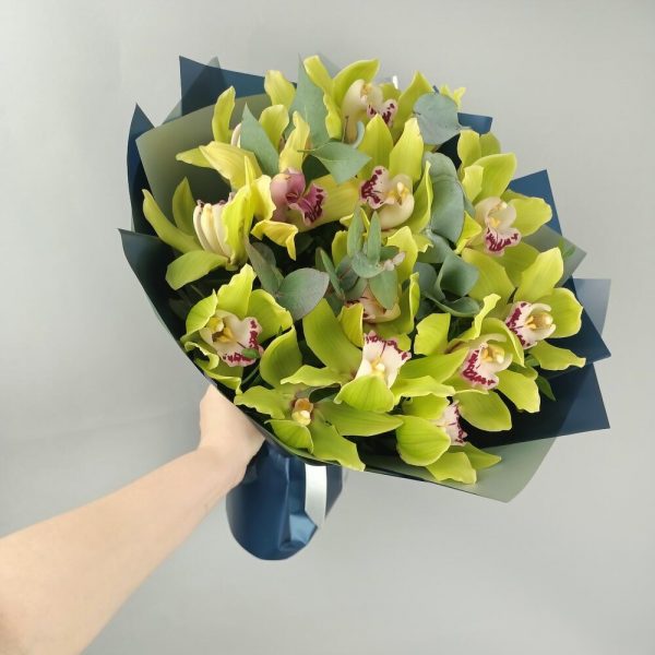 Букет из 11 фисташковых орхидей