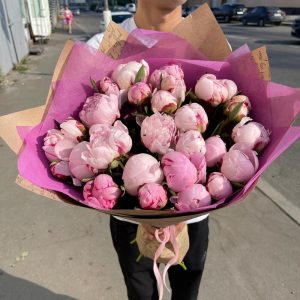 Букет из 29 розовых пионов — 30 пионов