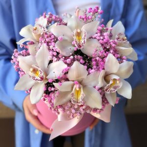 Орхидеи с гипсофилой в шляпной коробке — Букеты цветов