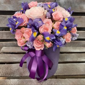 Шляпная коробка с ирисами и розами — Букеты цветов